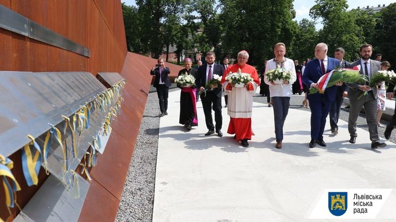 Vatican's cardinal paid tribute to the Heroes of the Heavenly Hundred in Lviv and laid the first stone of a Shelter for Single Women - фото 1