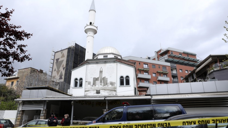 Чоловік із ножем напав на людей в мечеті: поранено п’ять осіб - фото 1