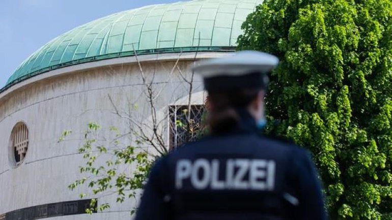 У Німеччині напали на дві синагоги та спалили прапор Ізраїлю - фото 1