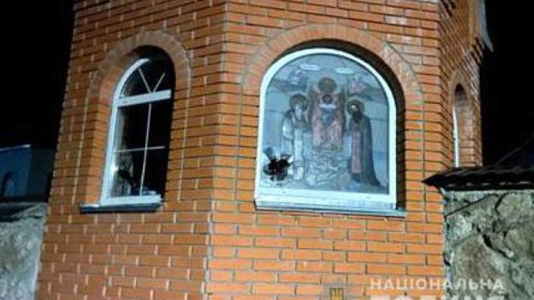 На Рівненщині поліцейські схопили чоловіка, який розбив вікно у каплиці УПЦ МП - фото 1
