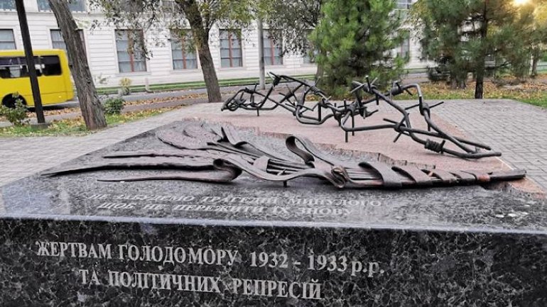 У Маріуполі окупанти демонтували пам'ятник жертвам Голодомору, назвавши його "символом дезінформації" - фото 1