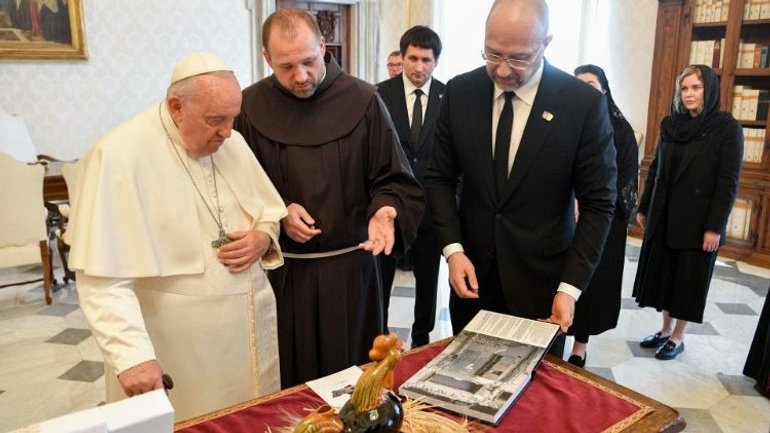 Папа Франциск подарував Денису Шмигалю бронзову квітку та «Енцикліку про мир в Україні» - фото 1