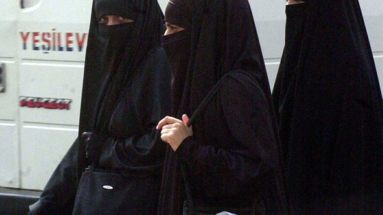 Франція заборонить носіння мусульманського одягу школах - фото 1