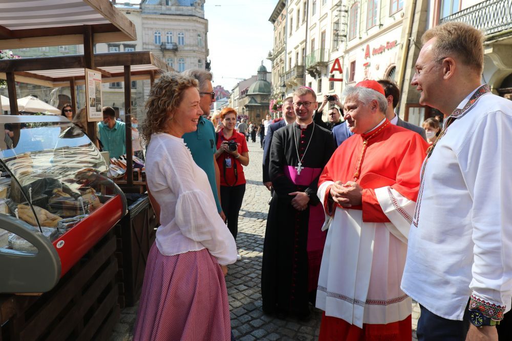 Vatican's cardinal paid tribute to the Heroes of the Heavenly Hundred in Lviv and laid the first stone of a Shelter for Single Women - фото 53689