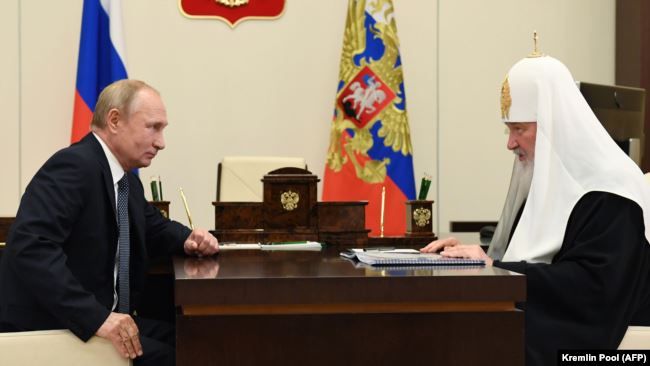 Президент Росії Володимир Путін (ліворуч) і Московський патріарх Кирило у державній резиденції біля Москви - фото 64560