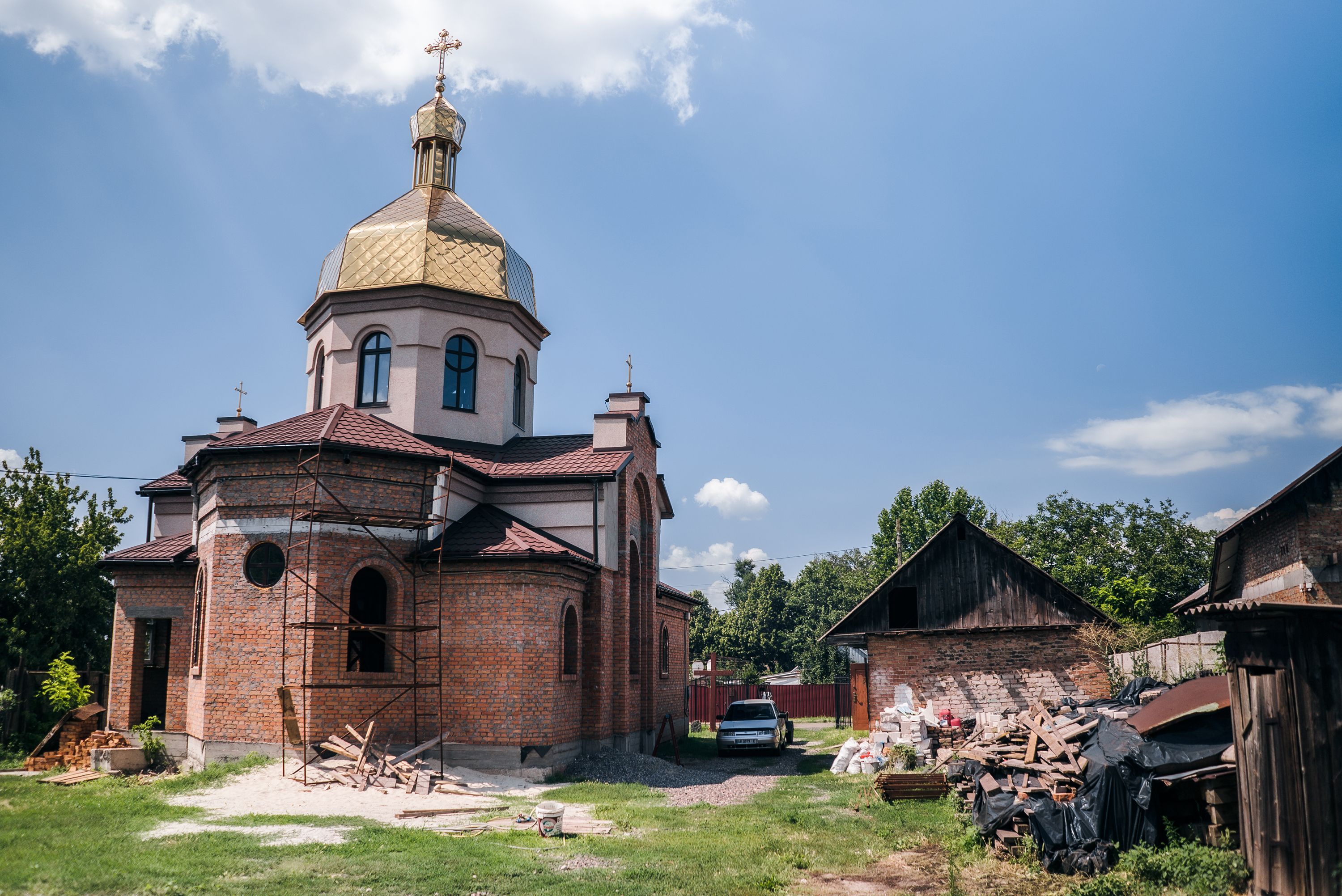 Нова церква та приміщення, де відбувались перші Служби (справа) - фото 78664