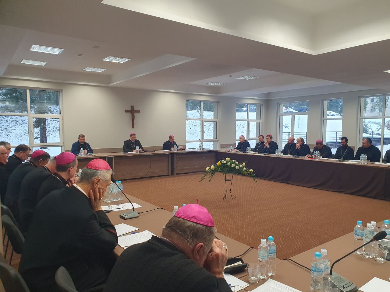 Спільні реколекції єпископів УГКЦ і РКЦ в Україні закінчилися братньою зустріччю - фото 103357
