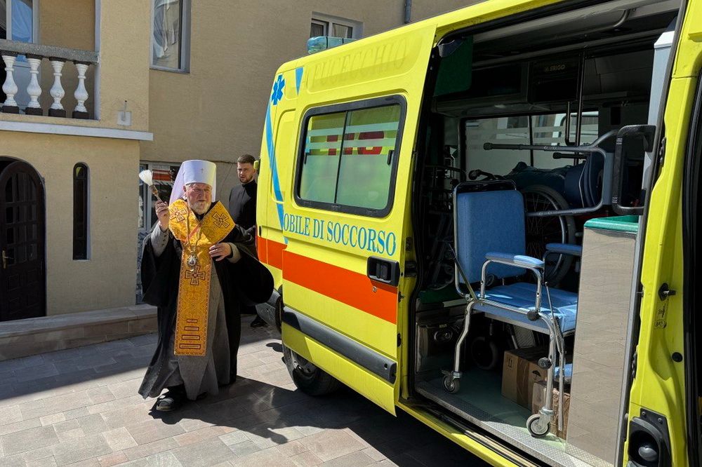 Тернопільсько-Зборівські єпископи УГКЦ доставили на передову три автомобілі швидкої допомоги - фото 134078