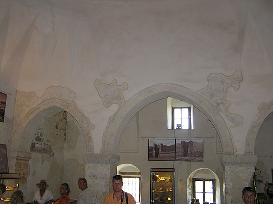 Інтер'єр судакського храму з аркадами