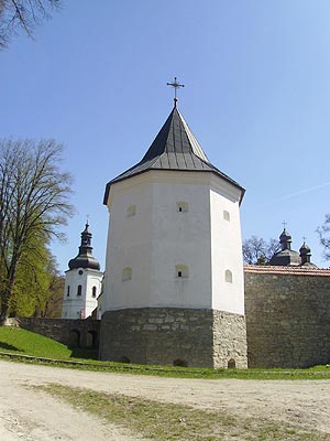 Стіни і вежі Крехівського монастиря