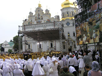 Богослужение Патриарха Кирилла в Лавре
