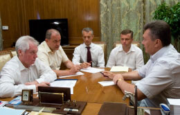 Yanukovych_zusrtrich.jpg