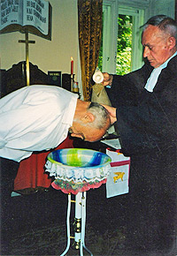 пастор Микола Бендус здійснює обряд хрещення