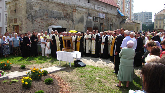 У Львові освячено хрест поруч з каплицею, яка опинилася в руках сектантів