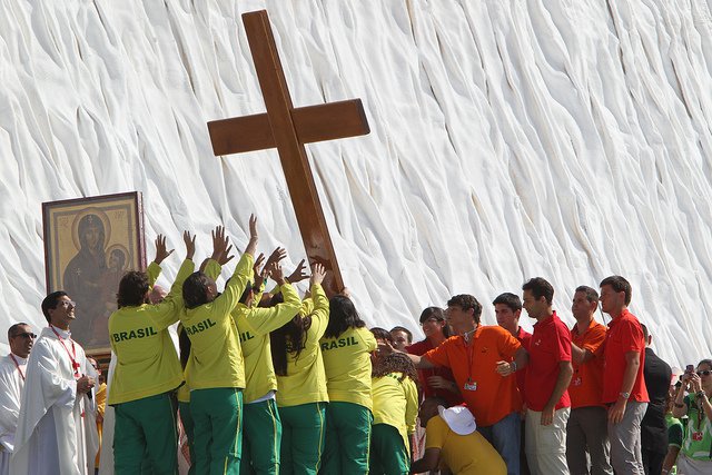 Бразильська молодь приймає хрест Світових днів молоді