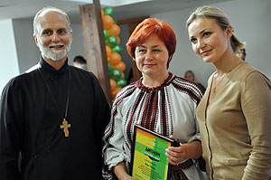 о. Борис Гудзяк с лауреатом конкурса и членом жюри