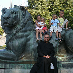 Тато - о. Юрій Саквук - з дітками