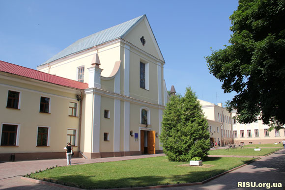 Головний корпус Острозької академії - колишній монастир капуцинів
