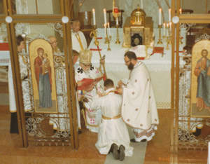 ВИСВЯЧЕННЯ НА СВЯЩЕНИКІВ, РИМ, 1977 РІК. ПРАВОРУЧ СТОЇТЬ МАЙБУТНІЙ ГЛАВА ГРЕКО-КАТОЛИКІВ БЛАЖЕННІЙШИЙ ЛЮБОМИР (ГУЗАР)