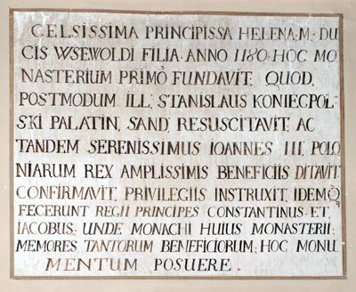 Таблиця у стіні монастирської церкви зі згадкою про княжну Олену