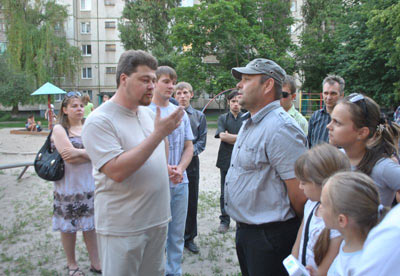 о. Максим Денисенко (зліва) пояснює свою позицію організаторам