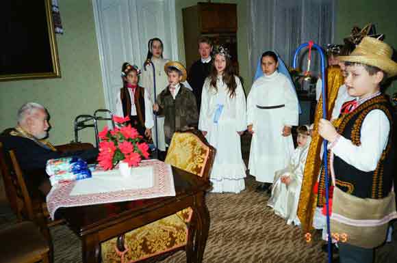 Діти з парафії св. Анни у Львові, якими опікуються сестри-катехитки, відвідують кардинала Мирослава Любачівського (архівне фото)