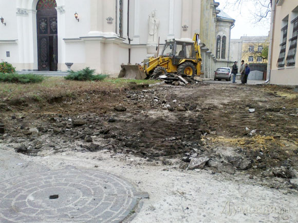 Фирма экс-мэра Одессы прокладывает дорогу под стенами католического храма