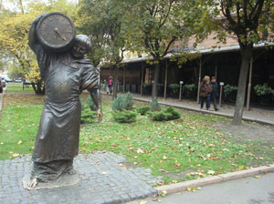 Статуя монаха-пивовара у Львові