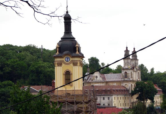 Краєвид на монастир Чесного Хреста Господнього та Бучацьку ратушу