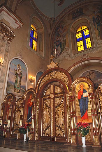 Сучасний іконостас у монастирській церкві