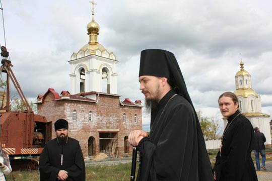 настоятель Свято-Иоанно-Предтеченского монастыря архимандрит Варфоломей встречает журналистов и блогеров