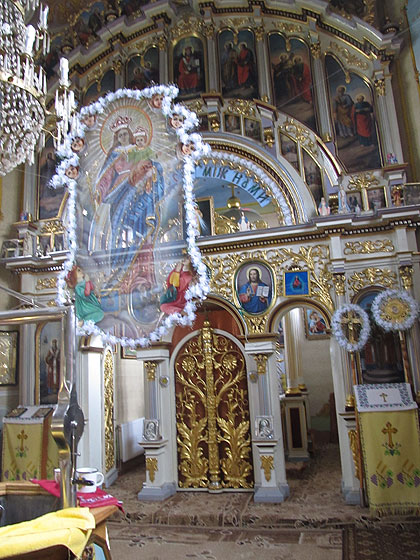 Іконостас в церкві. Попереду висить іконічне зображення Богородиці, виготовлене на напівпрозорій поверхні