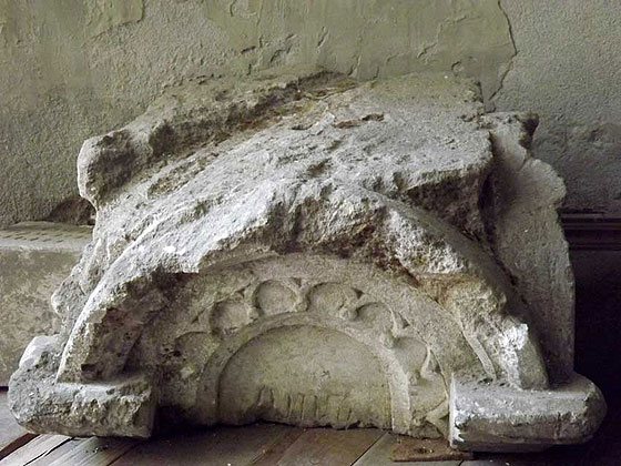 Фрагмент чи то декору, чи то якогось надмогильного пам’ятника знайдений під час нещодавньої реставрації.