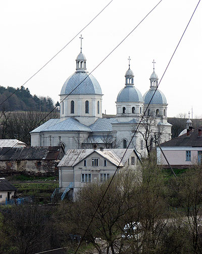 Краєвид на центр Струсова і парафіяльну церкву з боку села Варваринці
