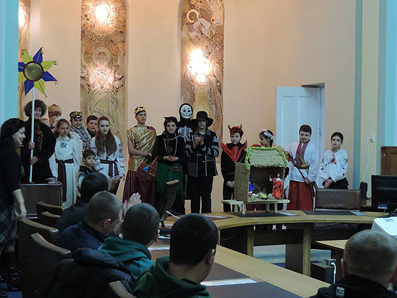 Київські учні завітали з вертепом до бійців АТО