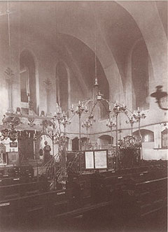 Внутрішній вид Старої синагоги у бік Альмемору. На задньому плані видно стінопис