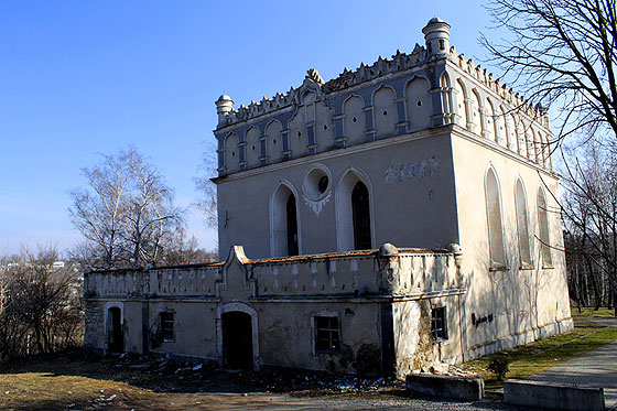 Гусятинська синагога, на ній ще й досі видно сліди від напису “Музей”