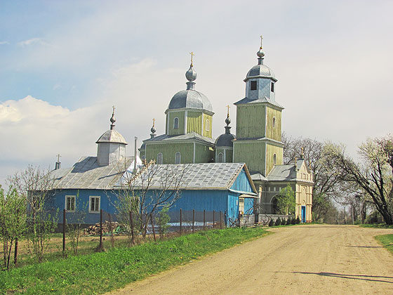 Коли в центральному храмі стає занадто холодно, богослужіння проводять у Космодем'янській церкві XVIII-XIX століття