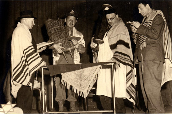 Дідусь Тані Кляйн Гірш Льовенбаум служить під час першого повоєнного Роша га-Шана – юдейського Нового року