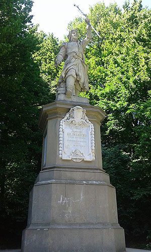 Пам’ятник Янові Кілінському. Поставлений на кілька метрів від межі колишнього цвинтаря. Фото І.Чорновола