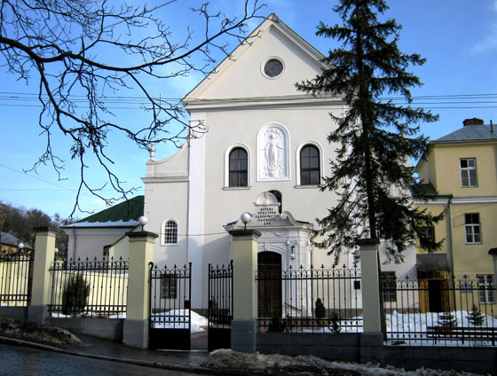 Колишній костел і монастир капуцинів на вул. Короленка, 1
