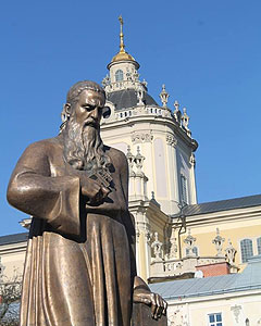 Митрополит Андрей перед собором св. Юра