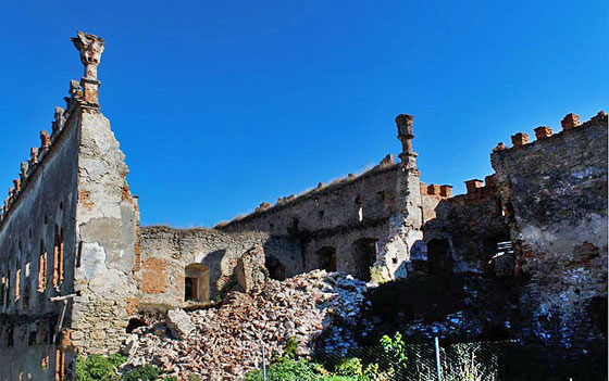 Палац зі зруйнованою стіною