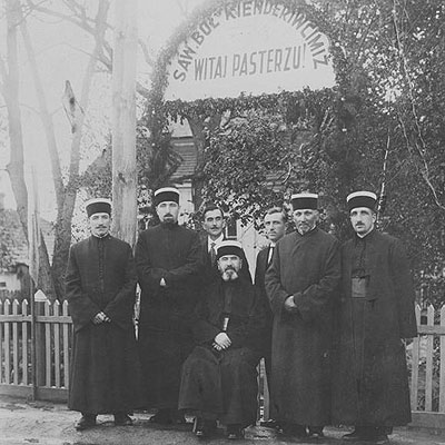 Галицький газзан Ісаак Абрагамович (другий справа) у колі караїмського духовенства