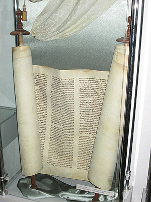 Сувій Тори XVIII століття у галицькому Музеї караїмської історії та культури