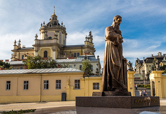 Пам'ятник Андрею Шептицькому на тлі собору св. Юра