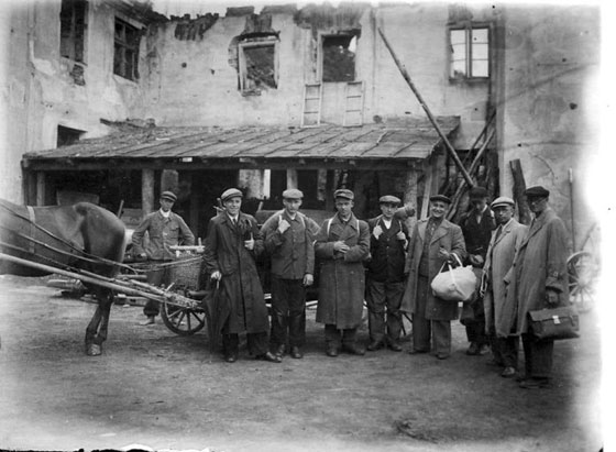 Перед відправкою до війська: Михайло Винницький стоїть п’ятий зліва. 1946 р