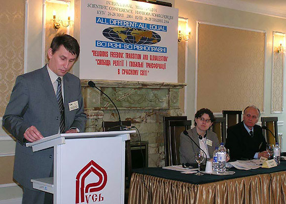 Травень 2004 р., Олександр Заєць представляє ІРС на міжнародній конференції в Києві