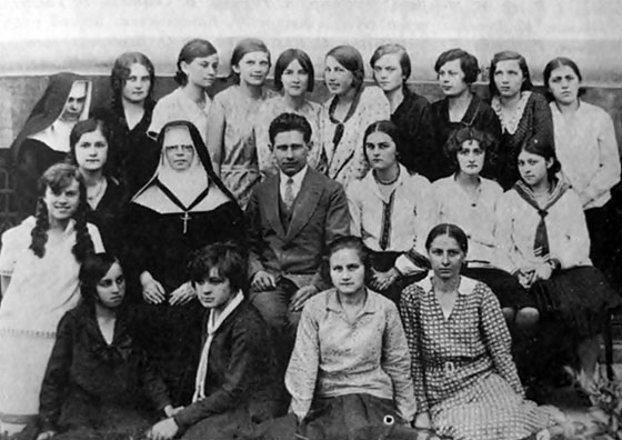 Сестра Северина з ученицями восьмого класу гімназії сестер-василіянок у 1931 році. Джерело «Пропам'ятна книга гімназії…»