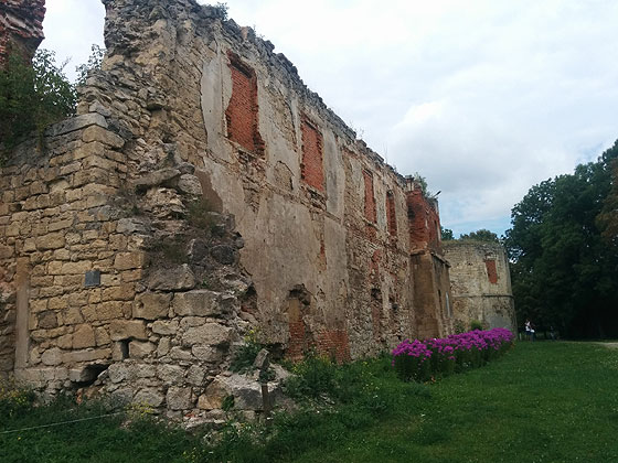 Бережанський замок, залишки стін